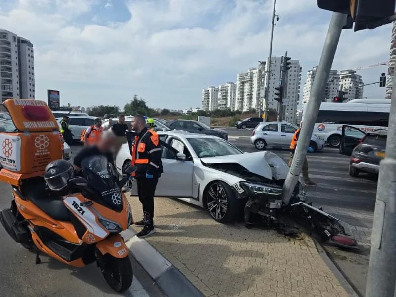Four lightly injured in Ashkelon crash involving two cars